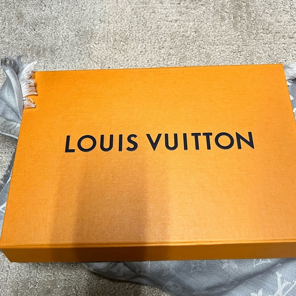 Louis Vuitton Monogram classic shawl - Picture 2 of 4